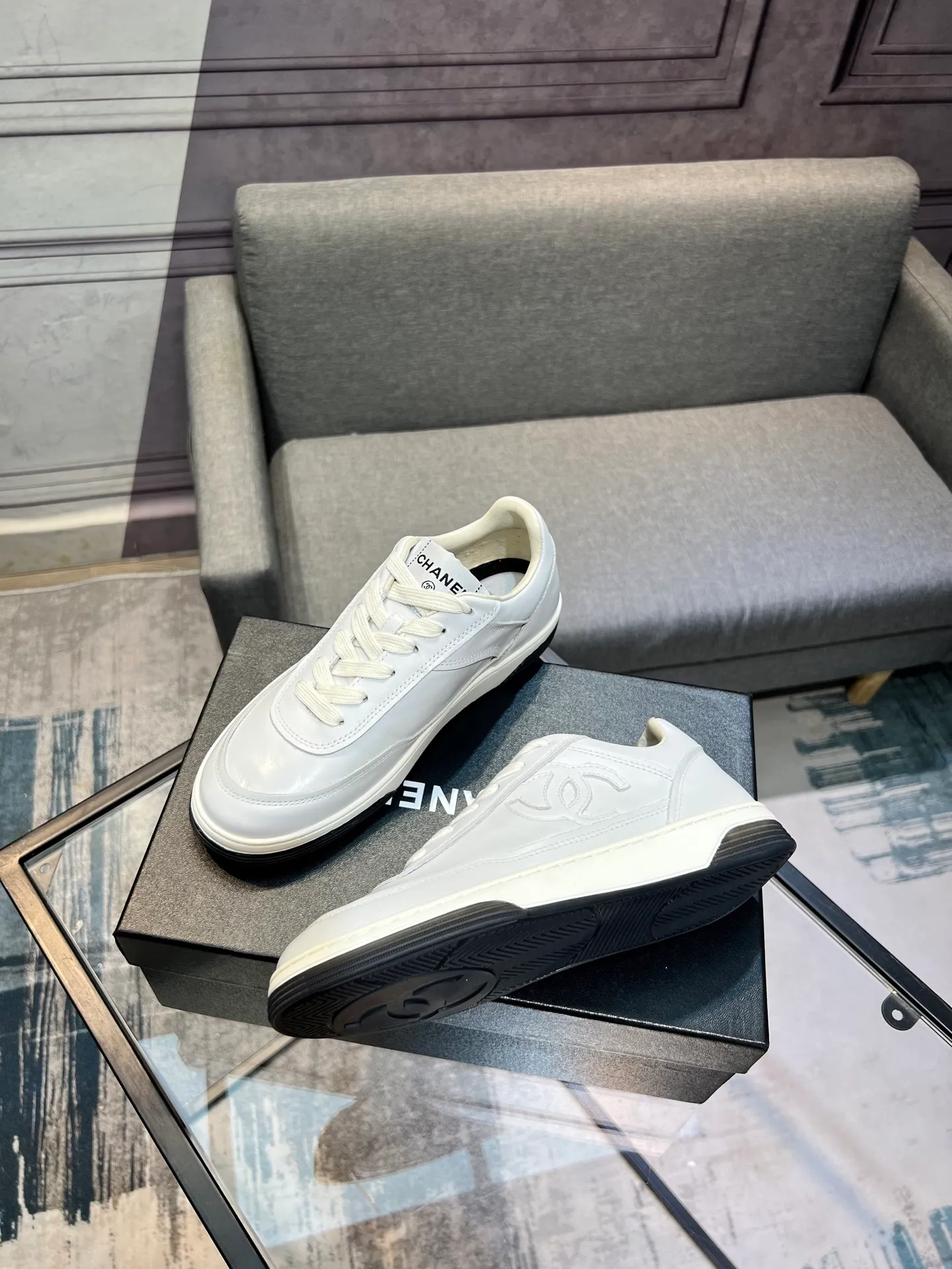 Men's men's shoes 💰660 Exclusive real shot (top version) CHANEL Chanel 2025ss color matching thick-soled casual sports shoes and sneakers. The counter is synchronized. The counter is very popular. A shoe that is very difficult to buy. The most popular thick-soled panda shoes on the Internet. It can be imagined that Xiaoxiang control can't miss it. It has both good looks and comfort. Simple and versatile white shoes. The thick sole increases the height and is super versatile. Close your eyes and wear it. Whoever wears it will look better. Upper: calfskin Lining: imported sheepskin lining Outsole: TPU original outsole Size: 35-44 (customized for women 41 and 40, and 45 for men)